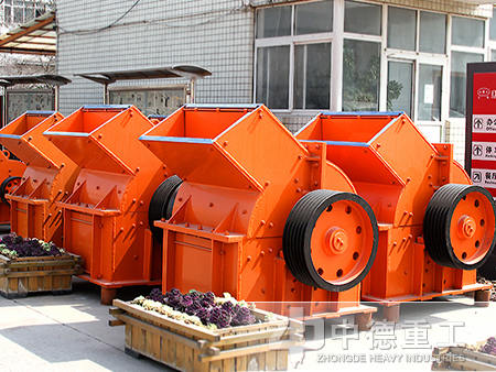 不僅可用于破碎生產(chǎn)線、制砂生產(chǎn)線，也可在選礦生產(chǎn)線中替代圓錐破碎機。下面我們就具體來看錘式破碎機應(yīng)用于哪些方面？